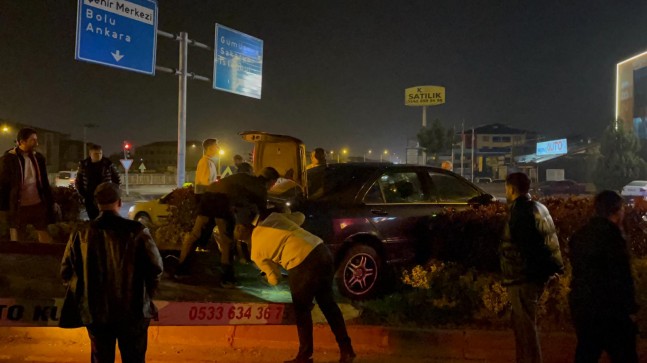 İstanbul istikametinden akçakoca istikametine seyreden araç aşırı hız sebebiyle refüje çıkarak durdu.